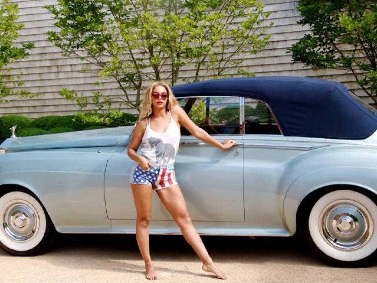 17 Female Celebs Who Drive The Hottest Cars