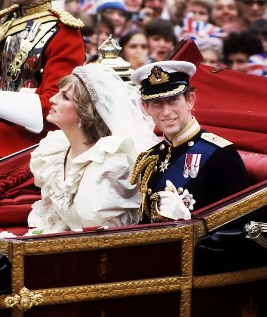 Have you ever noticed these pictures of Charles and Diana? Twitter has done the job for you! Check it out!