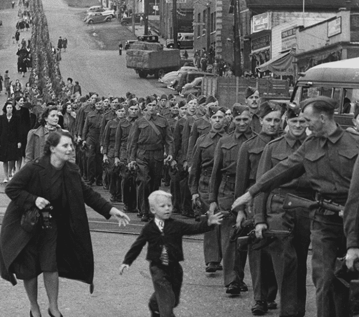 10 Historical Pictures That Literally Made Headlines At That Time