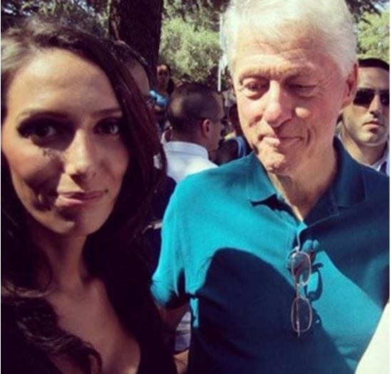 10 people who just got famous when celebrities photo bombed their picture!