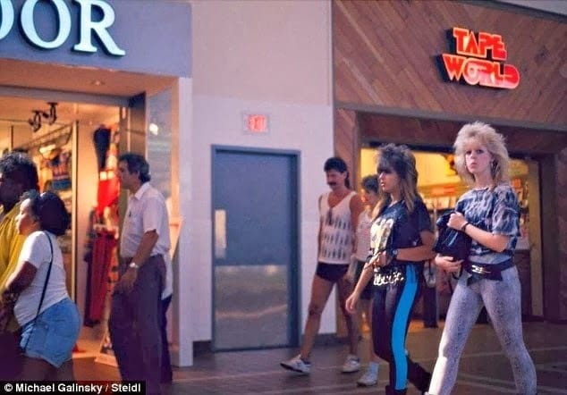 17 Photos That Will Take You Back In Time To America's Malls In 1980's!
