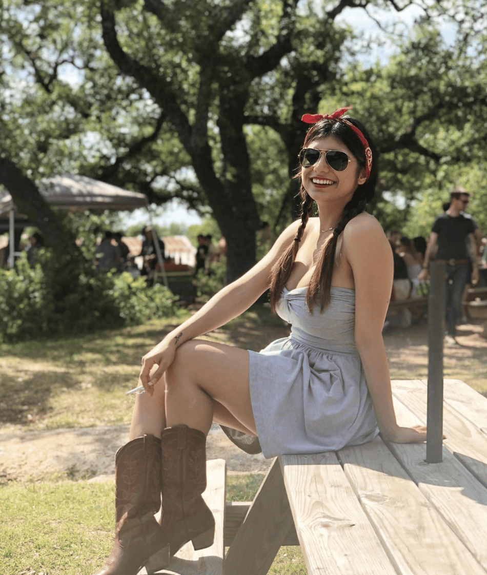8 Reasons Why Everyone Loves Mia Khalifa