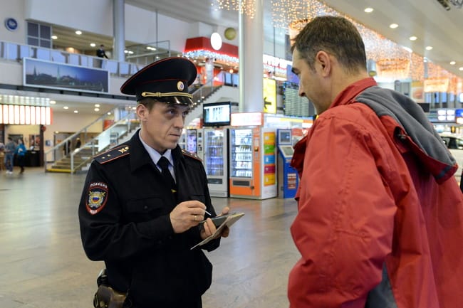 9 Reasons Why Airport Staff Knows Much More Than What We Think