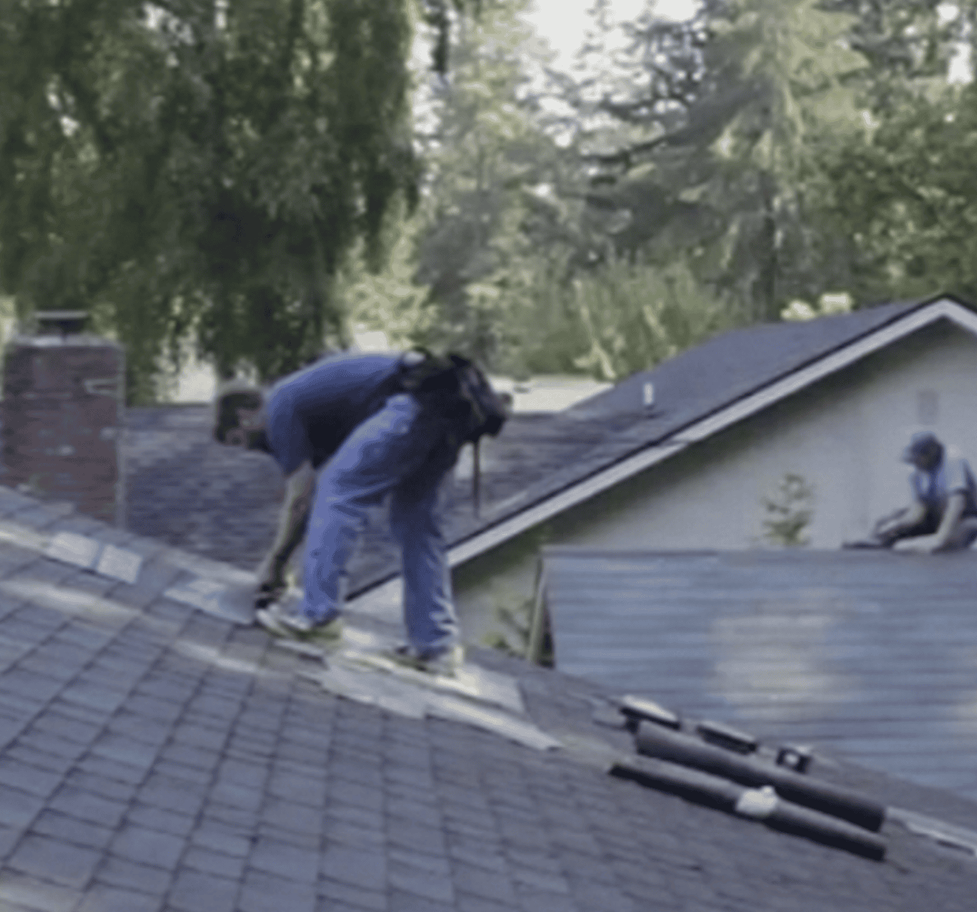 A Man Working On The Roof Unexpectedly Cheered Everyone Up!