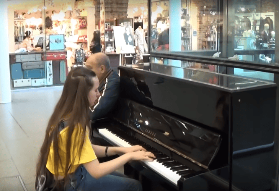 Man Wearing Green Stops Young Girl On Piano, His Stunt Makes The Crowd To Rush In Instantly