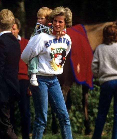 The Instagram Account Velvet Coke Brings Out The  Rare Pictures Of Hollywood Stars Which Brings back The Memory Of Good Old Days