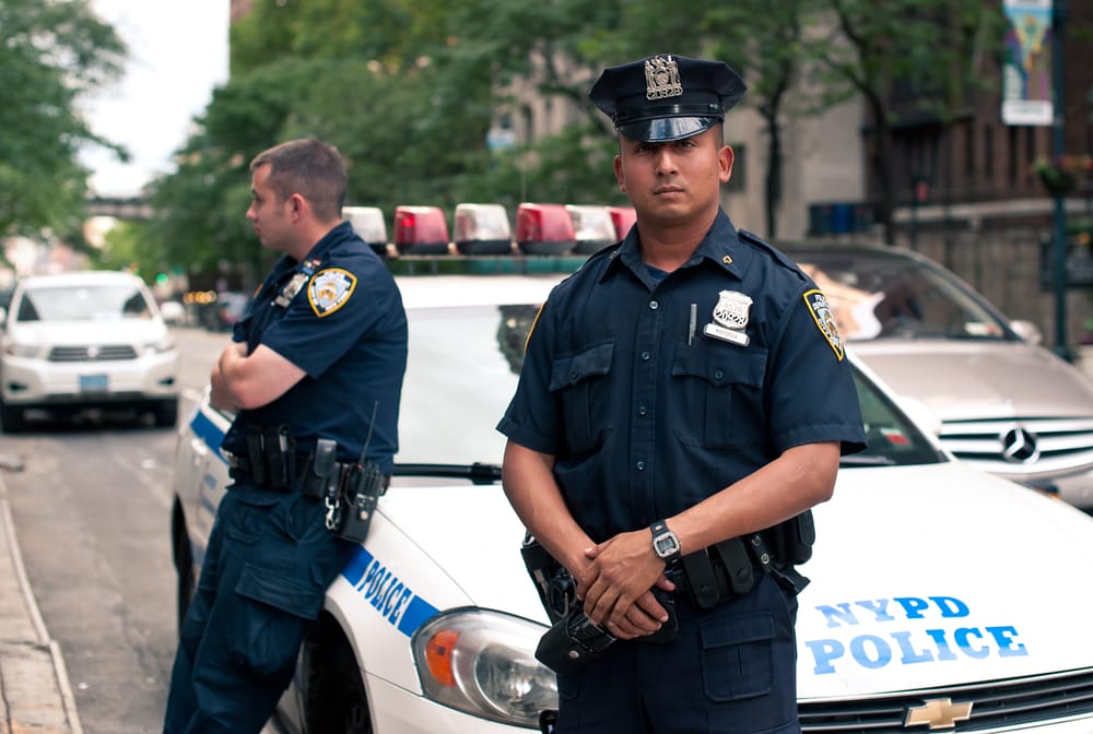 EVER WONDERED WHY COPS TOUCH YOUR CAR’S TAIL LIGHT AFTER THEY PULL YOU OVER?