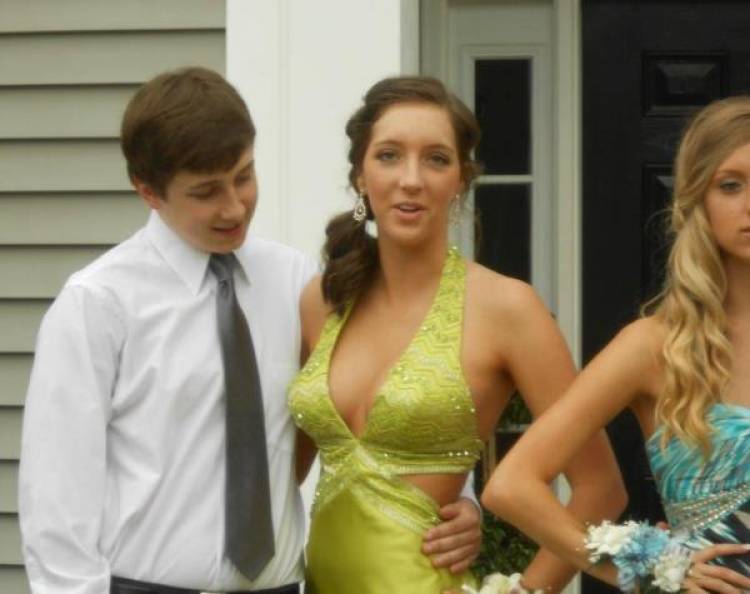 10 Prom Pictures That Never Should’ve Been Clicked
