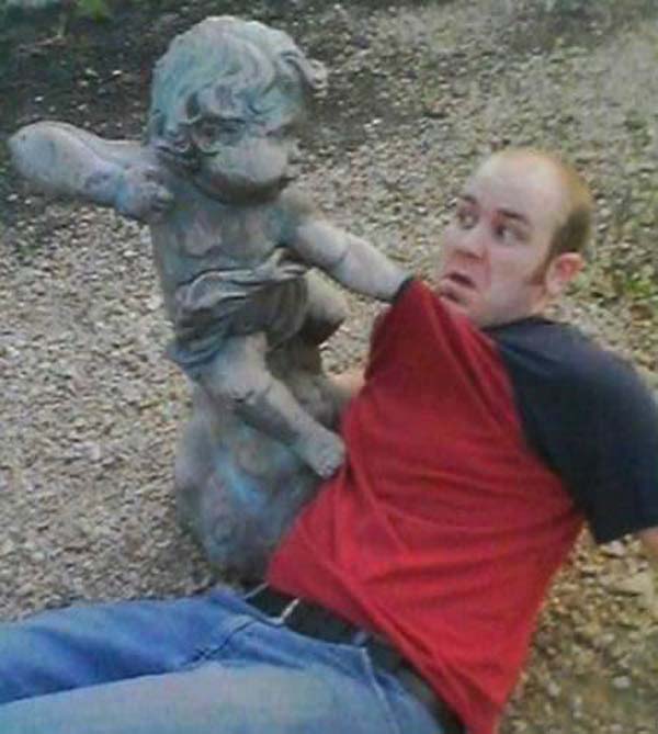 20 Best Priceless Pictures Where People Are Having Fun With Statues