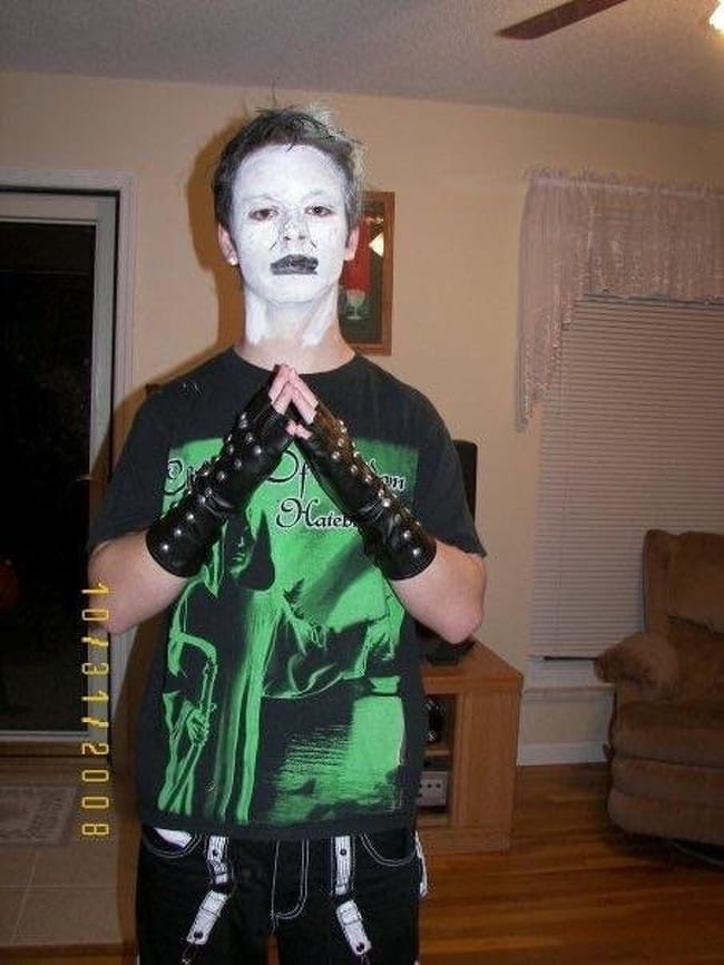 20 People Who Started Of With Trendy Looks Are Now Embarrased By Their Photos