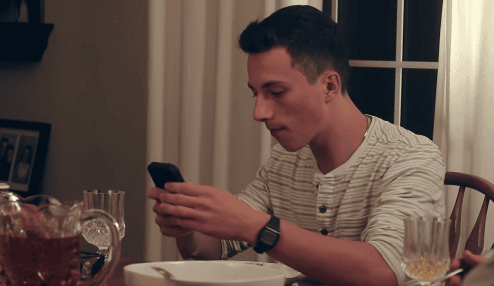 Teenagers Can’t Stop Texting At The Table, Dad Comes Up With An Unexpected Solution