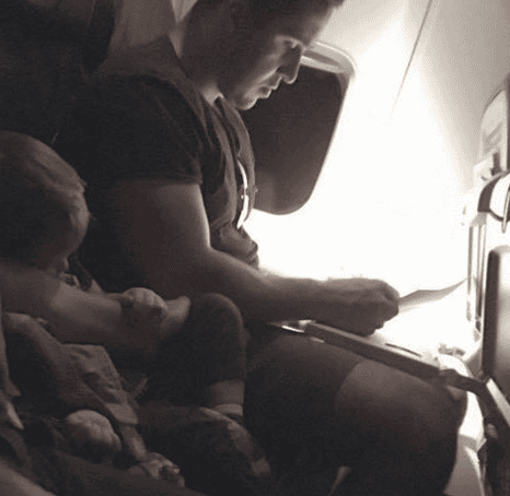 Anxious Mother of a Toddler was Surprised to See Kind Act of Fellow Passenger in the Flight