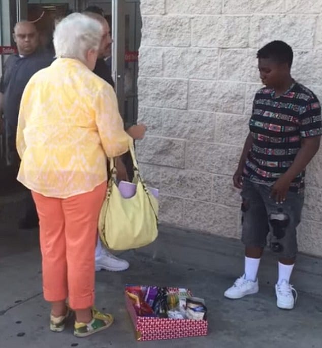 She Was Selling Candy In A Parking Lot When This Woman Started Yelling At Her