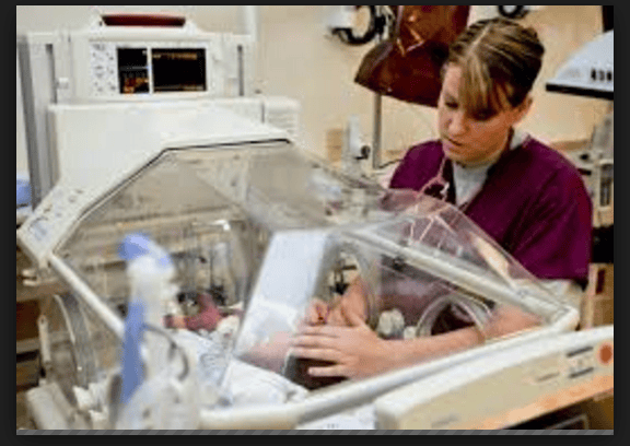Decision taken by the doctor saved the life of this baby who was too small and dying quickly.