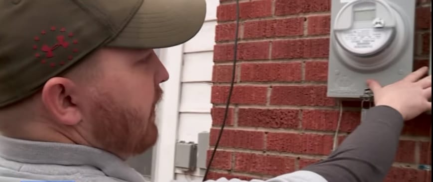 Electrician Fixed Couples Heat In Free of Charge The Ambushed With Bogus Inspection Shattering Him