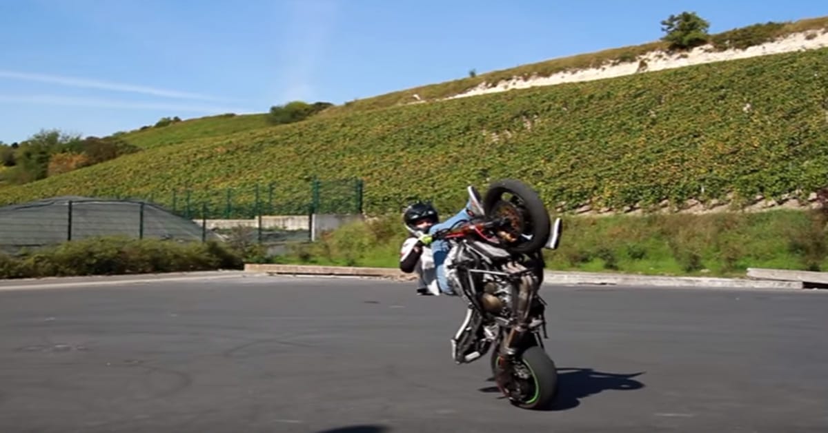 VIDEO: She Has No Heart And Soul! Fearless Sarah Lezito Is Definitely The Best Stunt Rider I Have Seen!