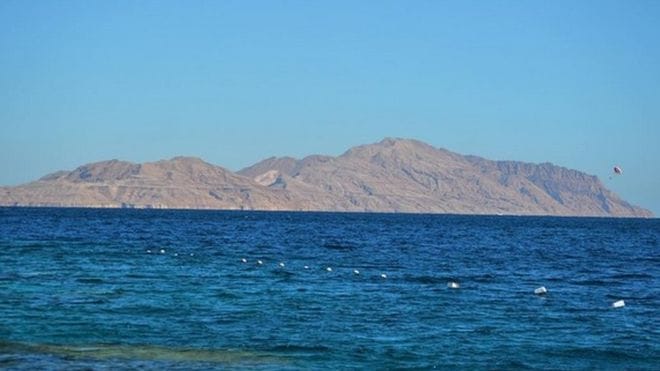 Woman Gives Birth In Front Of The Crowd In The Red Sea
