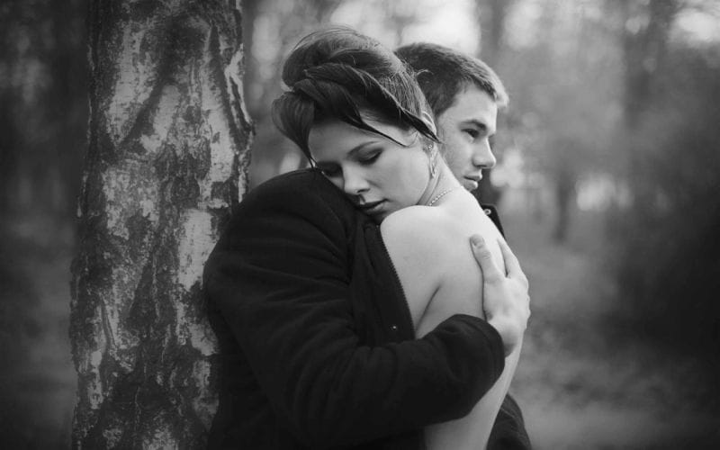6 FEMALE BEHAVIORS MEN CAN’T RESIST