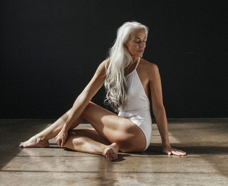 This 61-Year-Old Model Has Nailed Graceful Aging Like No One Else Has!