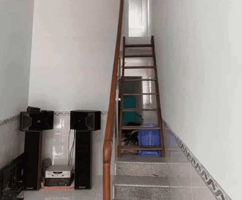 This Old Woman Shows Her Fabulous Tiny Little House Built On A Small Plot