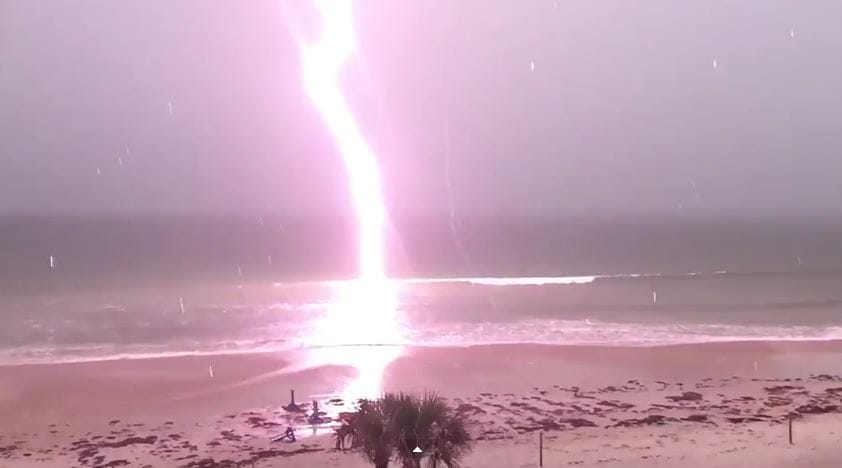 Man's Captured Lightning that will Spellbound the Viewers