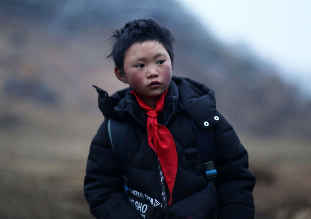 8 Year Old Comes To School With Frozen Head, When Teacher Looks Even Closer His Heart Breaks