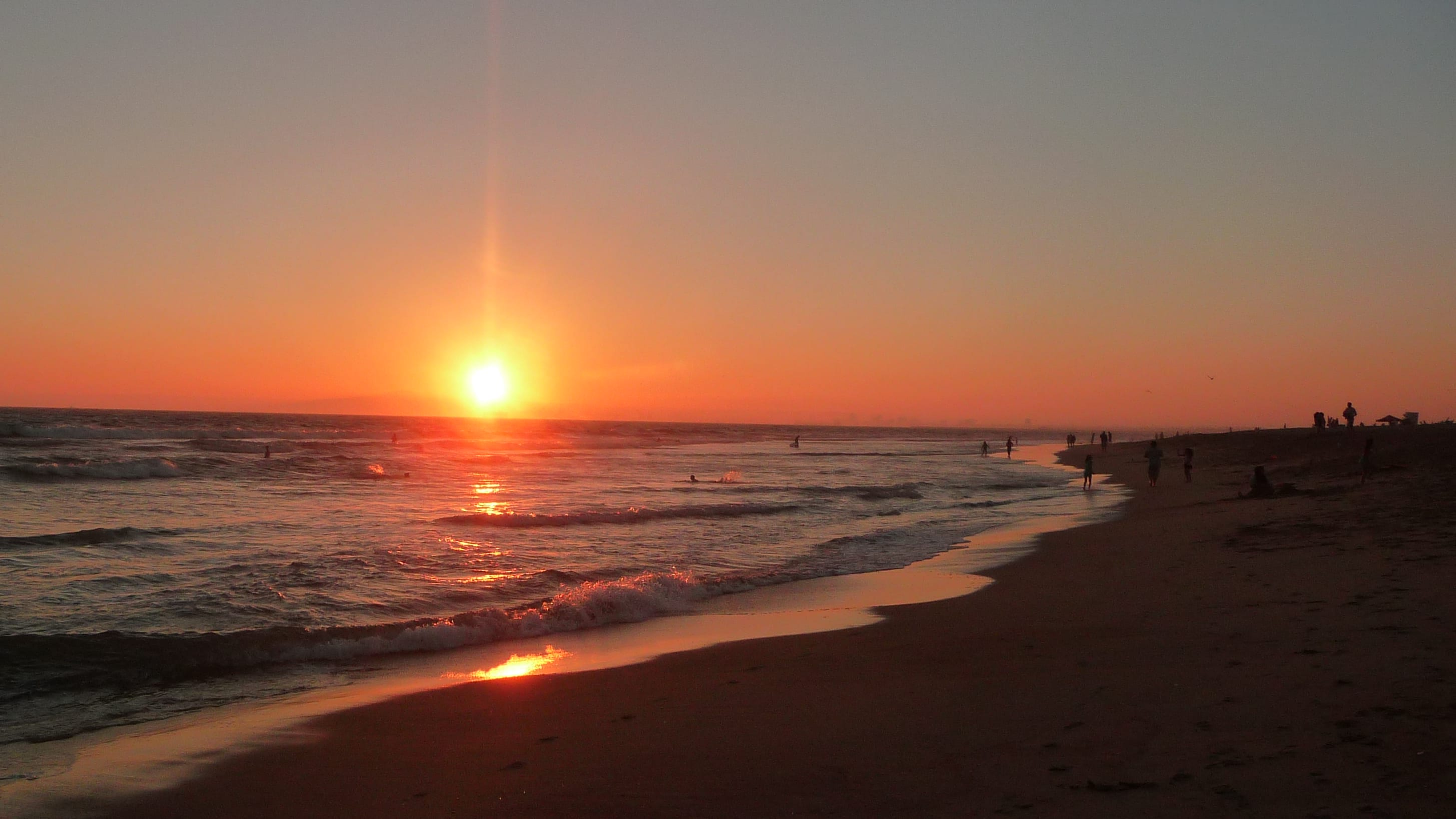 Dad Completely Knocks Out Drunk Young Punk On The Beach For Messing With His Girls