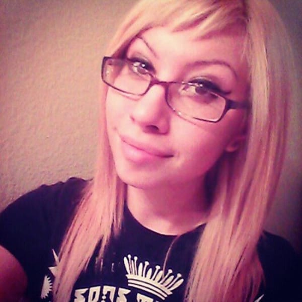 Hooters Waitress Poses With A Stranger. Seconds Later, He Pulls THIS Off His Neck...