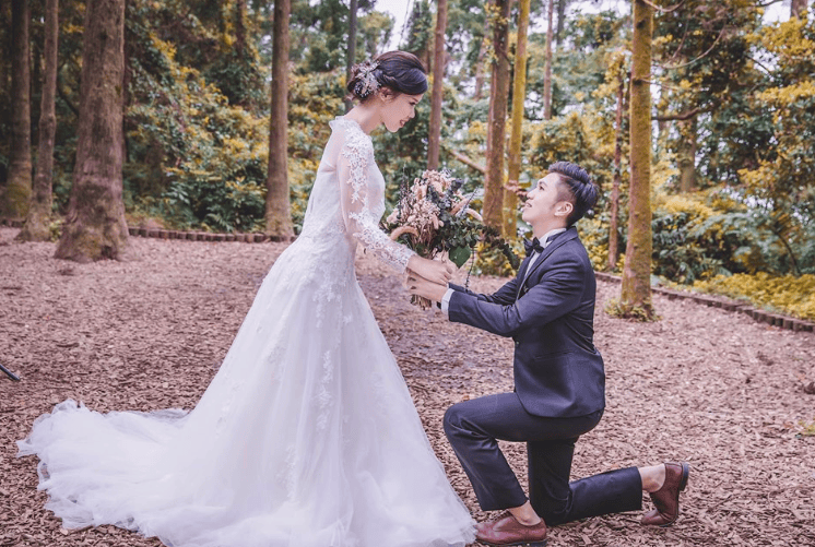 This Guy Treats His Girlfriend Like A Queen And Netizens Calls Him A Servant