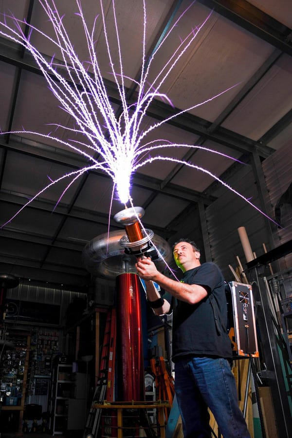 100000 Volts Of Electricity 24 Inches In The Air This Diy