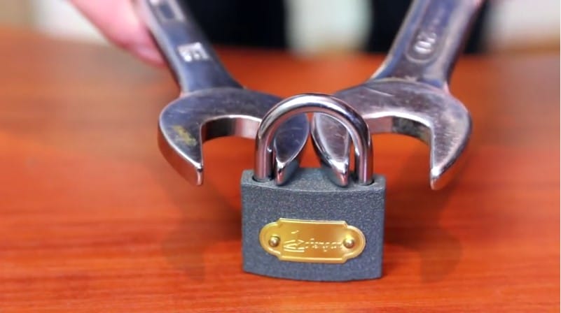 This Is How Thieves Open Padlocks Using Two Spanners