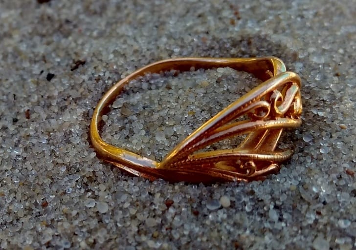 10 Daily Things That Should Not Be Picked Up From the Ground At Any Cost!