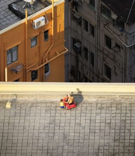 10 Intriguing Things This Photographer captured On The Roof Tops in Hong Kong!