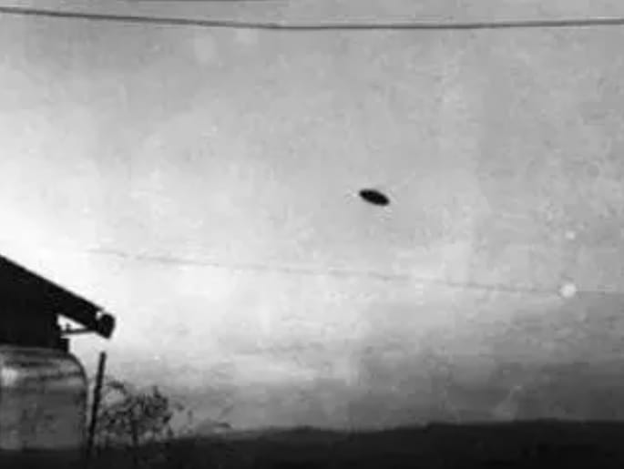 11 MYSTERIOUS PHOTOS (THAT SHOULD NOT EXIST)