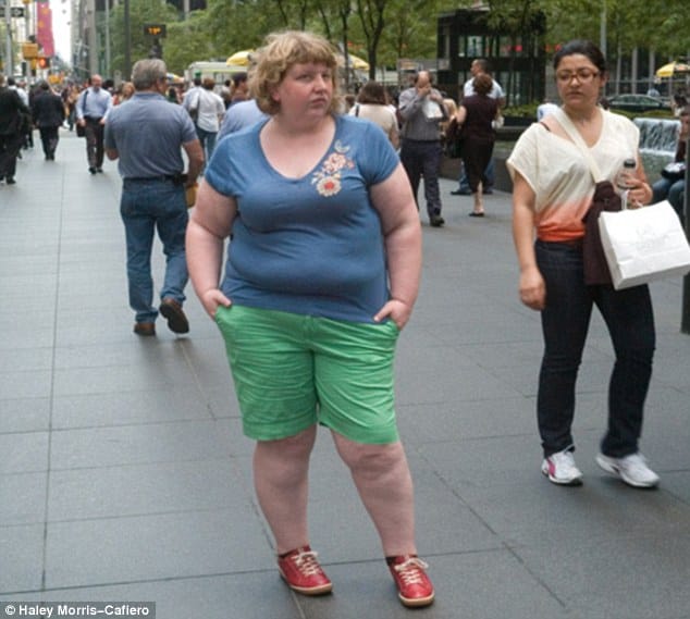 15 Revealing Photographs Captured These Strange Peoples On Streets Who Reacts To This Overweight Woman!