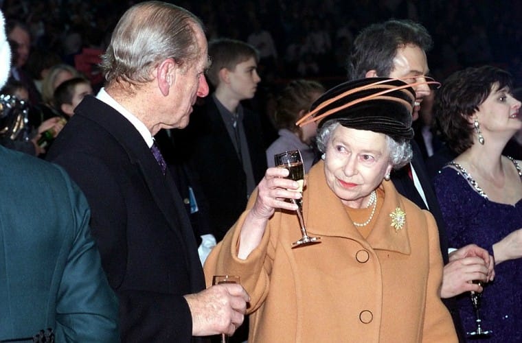 15 Strange Moments When Politicians And Royalty Broke RULE Showing Their Human Side.
