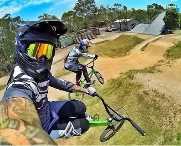 17 Wild Selfies You Probably Couldn't Take. The Dude In No.5 Needs to Look Behind Him. LOL!