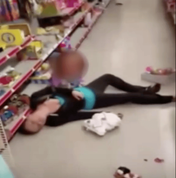 2-Year-Old Tries To Wake Her Mom Who Has Lost Conscious And The Reason Is Upsetting!