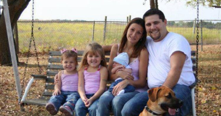 Can You Spot The Reason Why This Photo Of The Family Sitting On A Swing Has Been Going Viral?