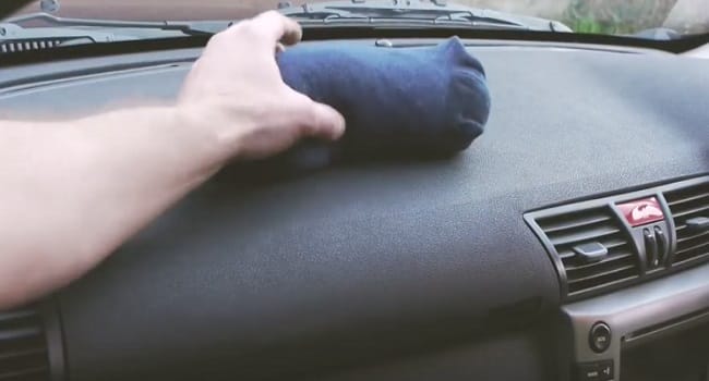 It Was Strange When He Put A Sock Filled With Cat Litter In His Car. But The Reason? Brilliant