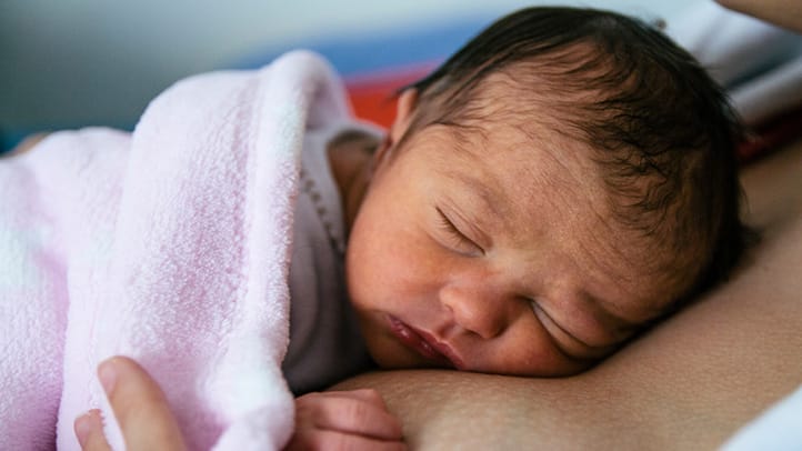 Overprotective Mom Leaves Baby In The Care Of Young Niece. Minutes Later Receives This Photo