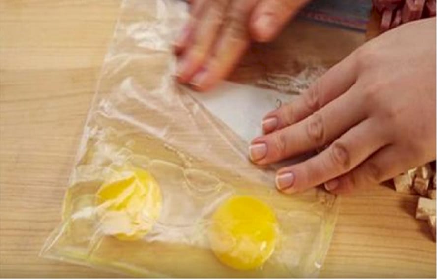 She Put Eggs In A Ziploc And Shook It. When She Was Done? I Can't Wait To Try This!
