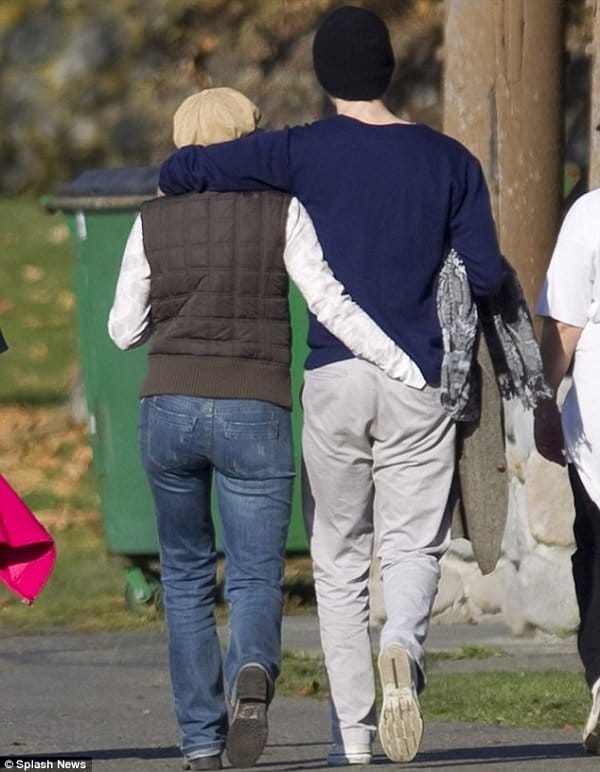 The Way You Hug Your Partner Tells A Lot About Your Personality.