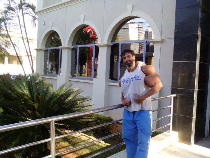 This Body-Builder Has Been Injecting Oil To Get 23-Inch Biceps And Everything Is Wrong About It