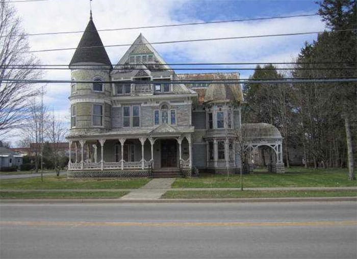This House Is Worth A LOT But Yet It Is Being Sold CHEAP! Still No Buyers Though! Why? The Answer Lies In A Google Maps Photo