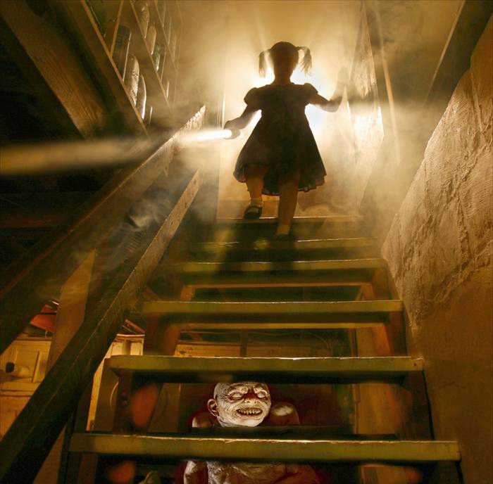 This Photographer Knows How To Scare People And He Does That With His Daughter